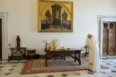 Papa-Francisco-rezando-VATICANMEDIA.jpg